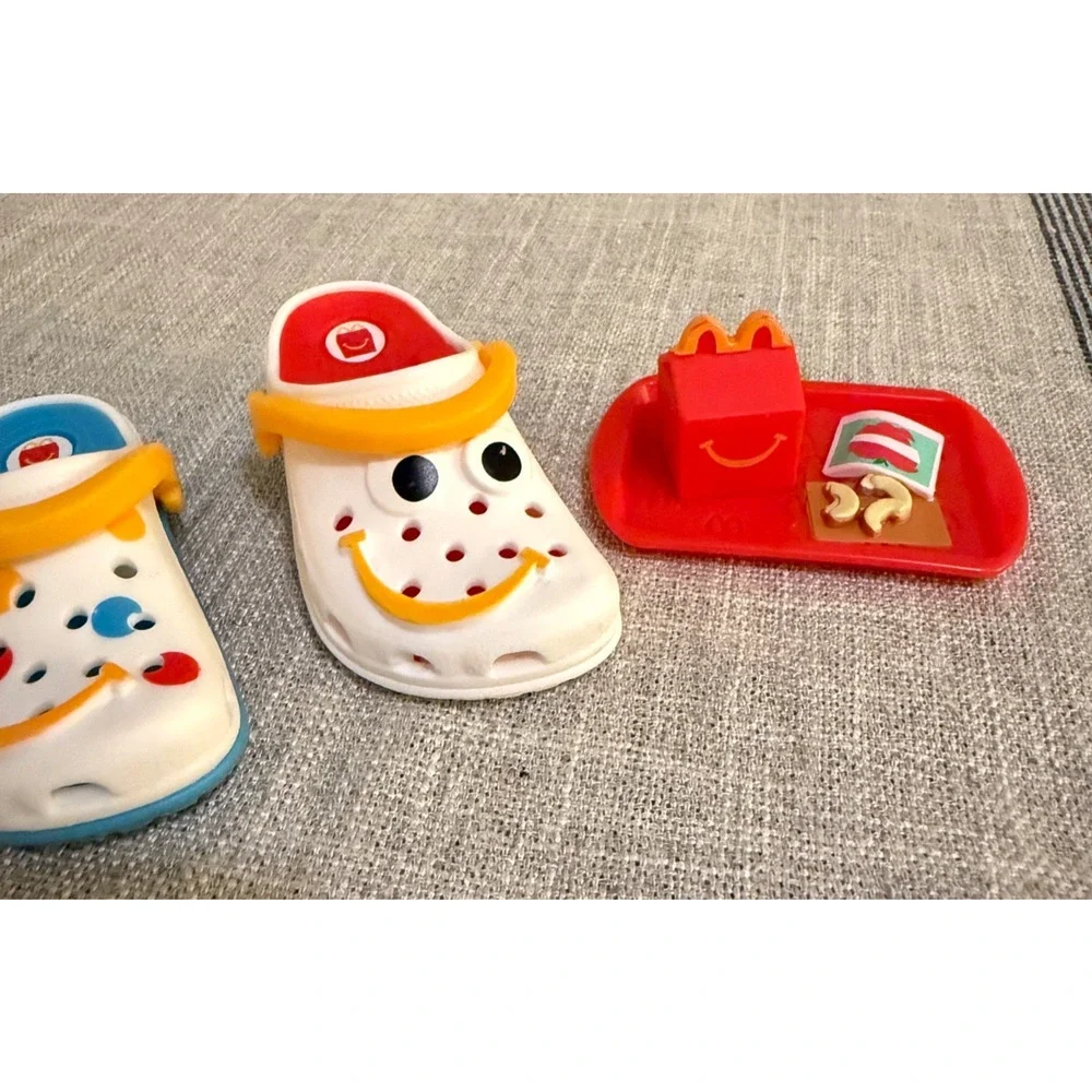 🍟 McDonald’s Happy Meal Toys Lot Mini Crocs Keychains + Drive-Thru Stand & Tray